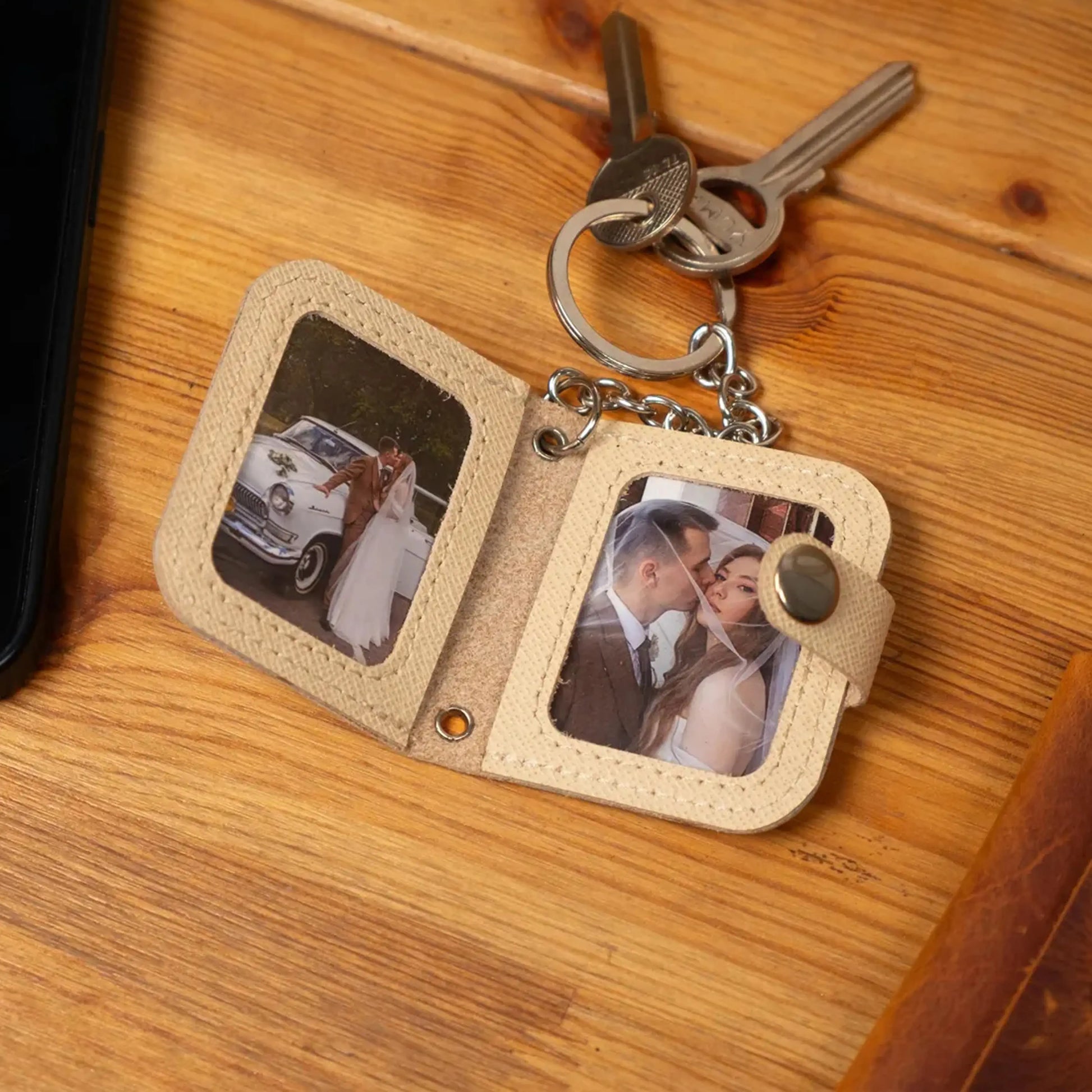 Flashing Click Personalized Photo Album Keychain – Custom Mini Photo Book Leather Gift for Couples, Him, Valentine’s Day Flashing Click