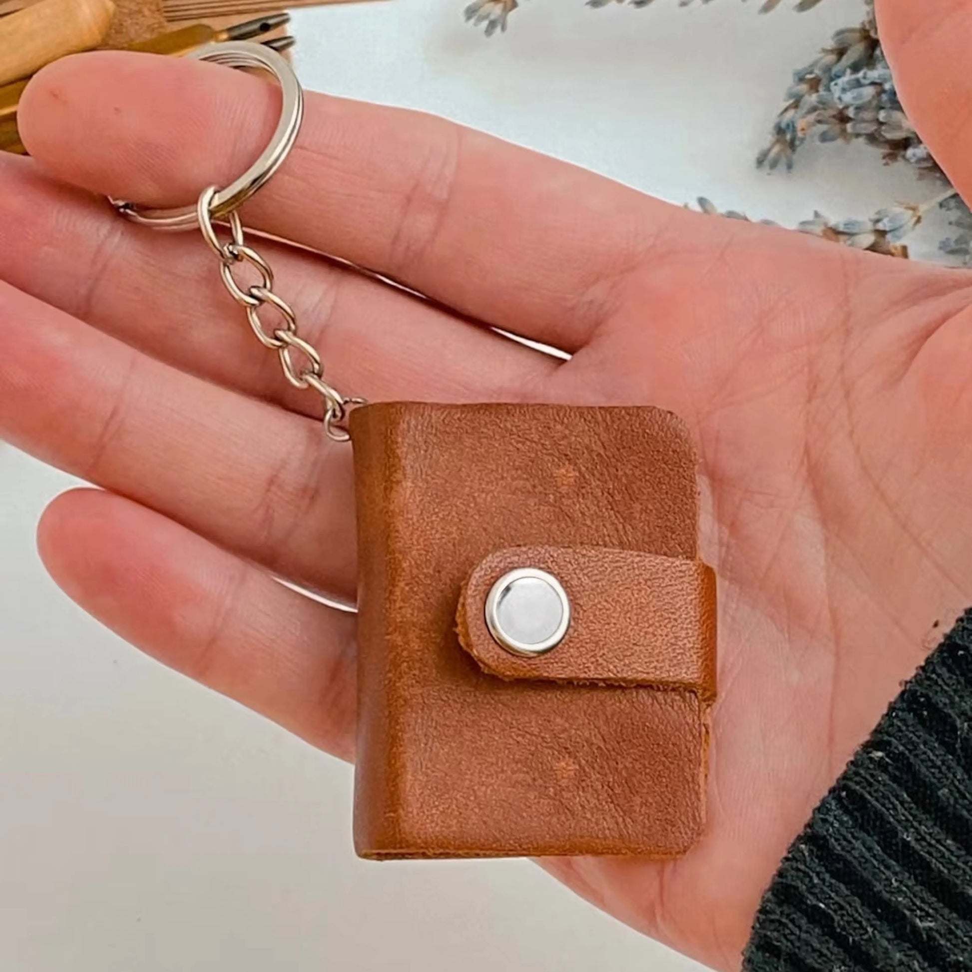 Flashing Click Customizable Leather Mini Photo Album Keychain - with 12 to 24 Photos - Gift Idea for Father's Day, Birthdays, Anniversaries, or Special Moments Flashing Click